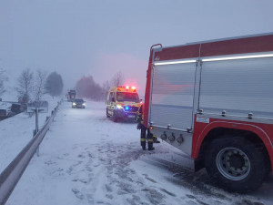 U Rynoltic se srazila dodávka s třemi osobáky. Silnice je uzavřena