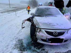 U Rynoltic se srazila dodávka s třemi osobáky. Silnice je uzavřena