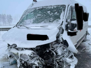 U Rynoltic se srazila dodávka s třemi osobáky. Silnice je uzavřena