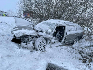 U Rynoltic se srazila dodávka s třemi osobáky. Silnice je uzavřena