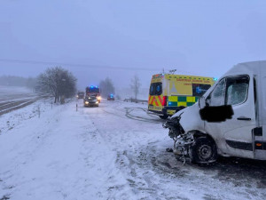 U Rynoltic se srazila dodávka s třemi osobáky. Silnice je uzavřena