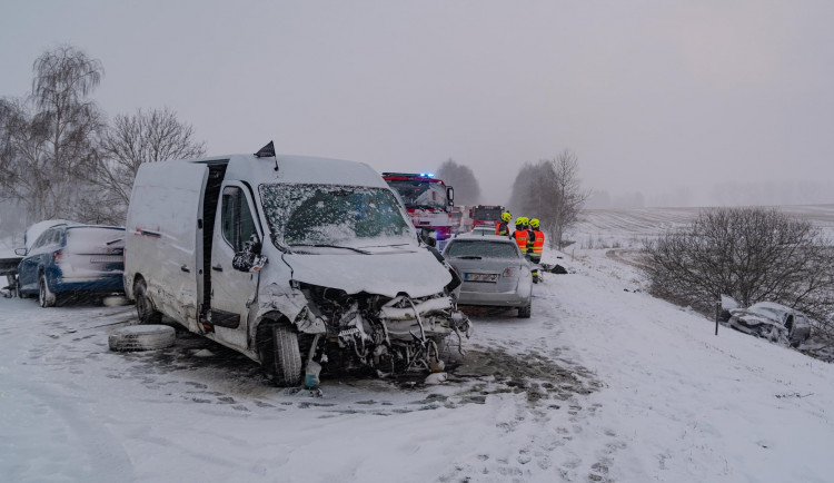 U Rynoltic se srazila dodávka se třemi osobáky. Silnice je uzavřena