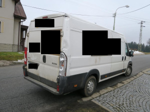 Špatně zabrzdil auto. Zbytečně tak způsobil statisícovou škodu