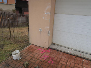 Špatně zabrzdil auto. Zbytečně tak způsobil statisícovou škodu