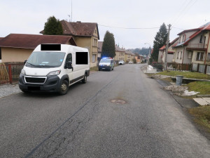 Špatně zabrzdil auto. Zbytečně tak způsobil statisícovou škodu
