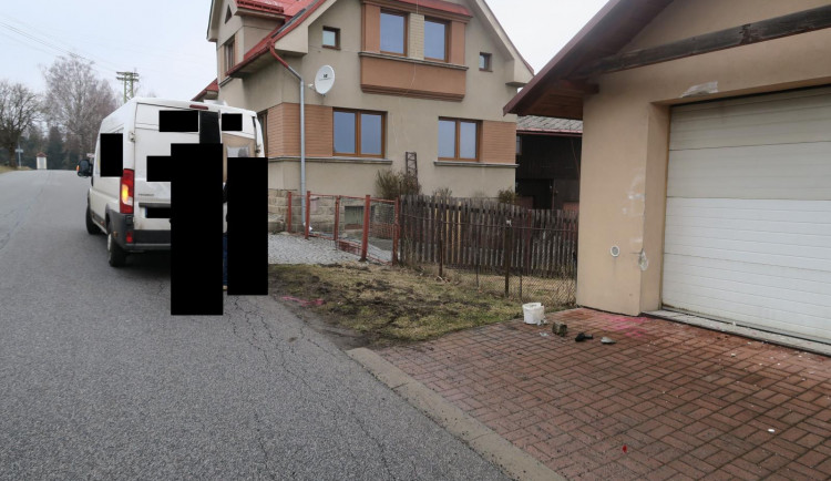 Špatně zabrzdil auto. Zbytečně tak způsobil statisícovou škodu