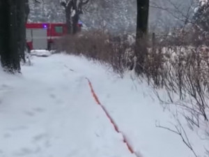 V Ruprechticích hořel dům. Hasiči museli vodu na místo tahat více než 400 metrů