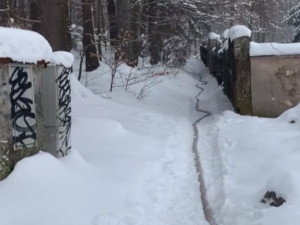 V Ruprechticích hořel dům. Hasiči museli vodu na místo tahat více než 400 metrů