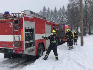 V Ruprechticích hořel dům. Hasiči museli vodu na místo tahat více než 400 metrů