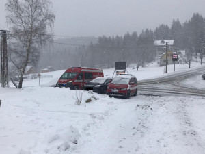 V Ruprechticích hořel dům. Hasiči museli vodu na místo tahat více než 400 metrů