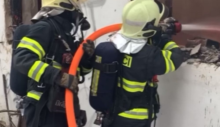 V Ruprechticích hořel dům. Hasiči museli vodu na místo tahat více než 400 metrů