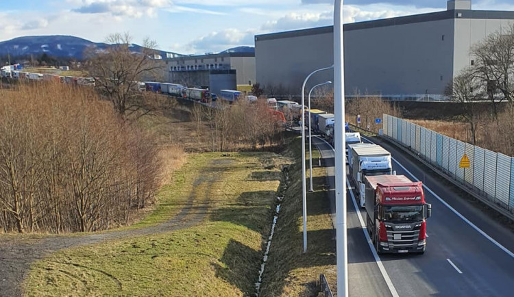 Ruce pryč od Turówa. Příznivci dolu zablokovali hraniční přechod v Hrádku