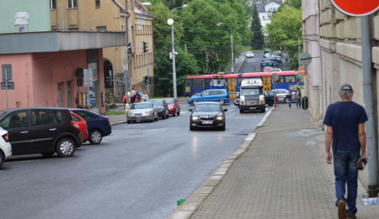 Poštovní v dolním centru Jablonce se uzavřela. Pokládají zde finální povrch