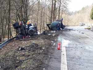 Vážná nehoda mezi Brodem a Malou Skálou, čelně se srazilo auto s náklaďákem