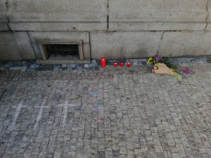 Před libereckou radnicí se objevily kříže jako připomínka obětí koronaviru