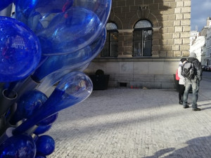 Před libereckou radnicí se objevily kříže jako připomínka obětí koronaviru