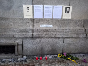 Před libereckou radnicí se objevily kříže jako připomínka obětí koronaviru