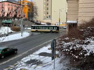 Autobus se zasekl na ostrůvku pod Šalďákem. Dopravní podnik vyřešil záležitost interně