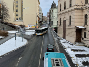 Autobus se zasekl na ostrůvku pod Šalďákem. Dopravní podnik vyřešil záležitost interně