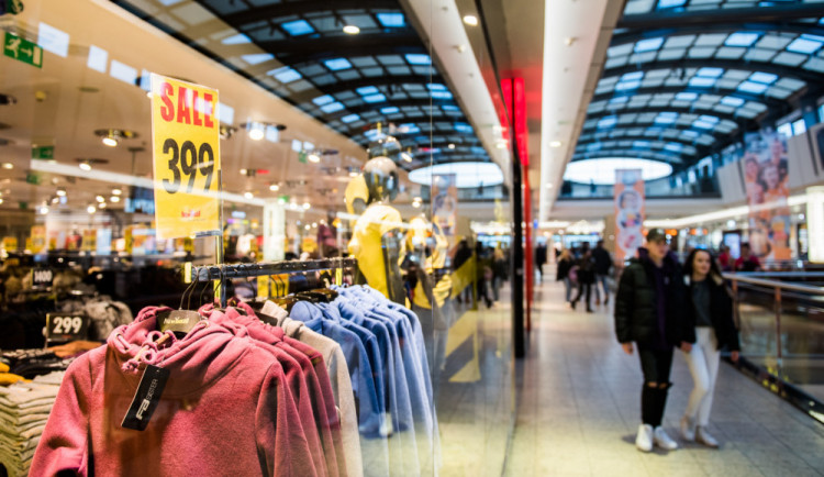 Anonym hrozil bombami v nákupních centrech, nebezpeční nehrozí