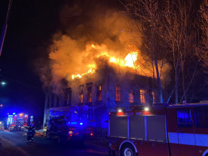 Požár domu v Pěnčíně. Neobydlený objekt byl celý v plamenech