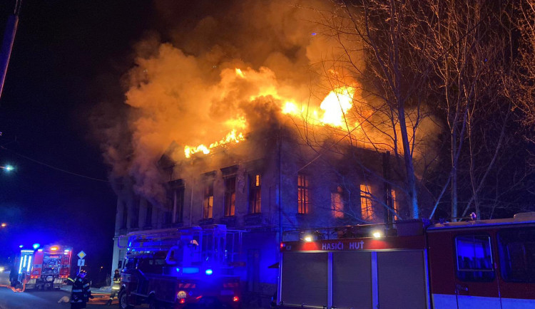 Požár domu v Pěnčíně. Neobydlený objekt byl celý v plamenech