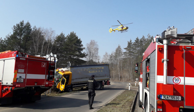 Srážka náklaďáku s vlakem u Sosnové. Při nehodě se zranili tři lidé
