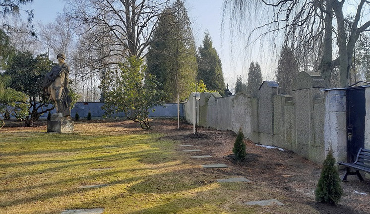 Kácení i nová výsadba. Vojenský hřbitov v Ruptechticích prošel revitalizací