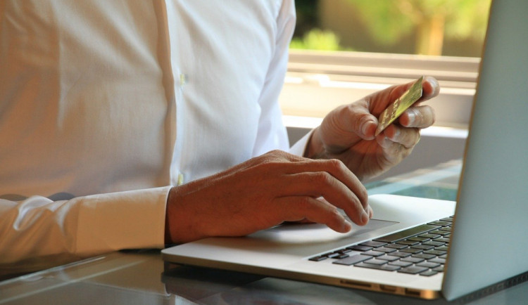 Podle statistiků kvůli pandemii skokově vzrostlo nakupování přes internet