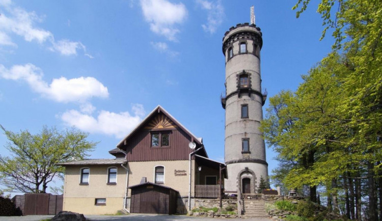 TIP NA VÝLET: Z rozhledny na Hvozdu uvidíte Krkonoše