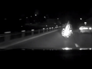 Motorkář ujížděl policii dvacet kilometrů. Osudnou se mu stala lesní cesta