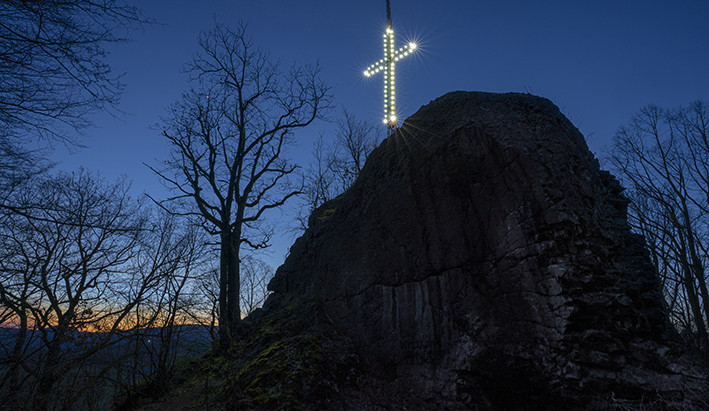 Nad Novým Borem opět září kříž. Rozsvícený zůstane do úterý