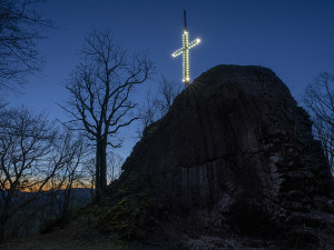 Nad Novým Borem opět září kříž. Rozsvícený zůstane do úterý