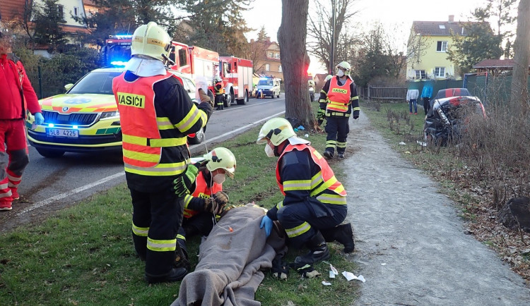 Auto narazilo v Doksech do stromu. Zranilo se pět osob
