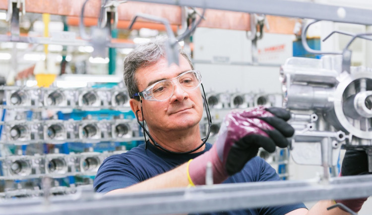 Zaměstnanec Knorr-Bremse v práci. Snímek je pořízen před pandemií koronaviru