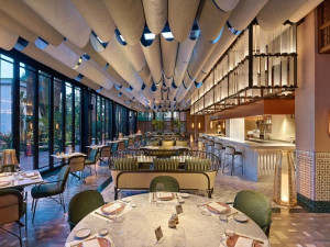 Byla to výzva, říkají skláři z Lasvitu. Jejich plastiky zdobí jeden z nejkrásnějších hotelů na světě