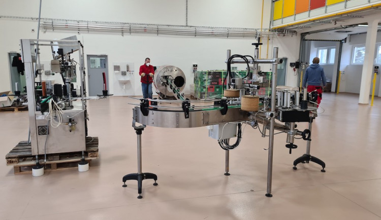 Areál Vratislavické kyselky po letech opět funguje. Vyrábí se tu sirupy, v plánu je i minerálka