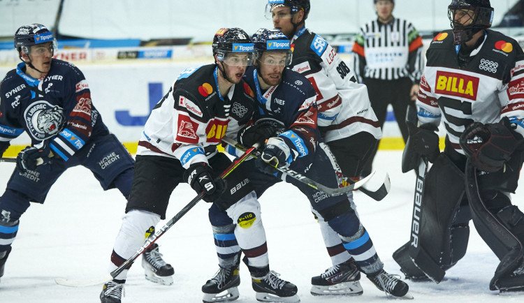 Mečbol nevyužit. Sparta ovládla čtvrté semifinále, Tygrům naložila pět gólů