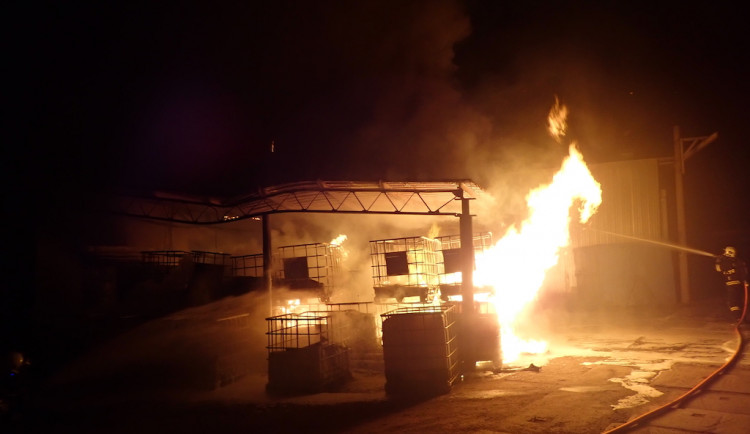 Požár v rýnovickém průmyslovém areálu. Hořely sudy s hořlavinou, jeden zraněný