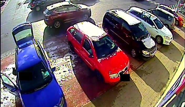 Řidič u Kauflandu naboural jiné auto a ujel. Zachytily ho kamery