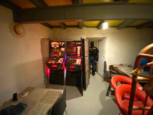 Otevřená hospoda v Liberci. Uvnitř sedělo patnáct lidí, celníci zabavili automaty