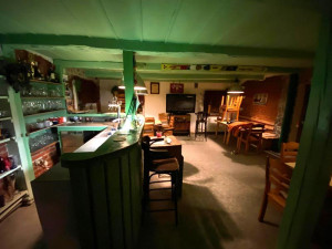 Otevřená hospoda v Liberci. Uvnitř sedělo patnáct lidí, celníci zabavili automaty