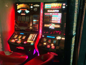 Otevřená hospoda v Liberci. Uvnitř sedělo patnáct lidí, celníci zabavili automaty