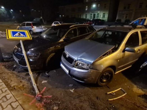Řidič při nehodě na náměstí ve Smržovce poničil tři auta. Pak ujel a hledá ho policie