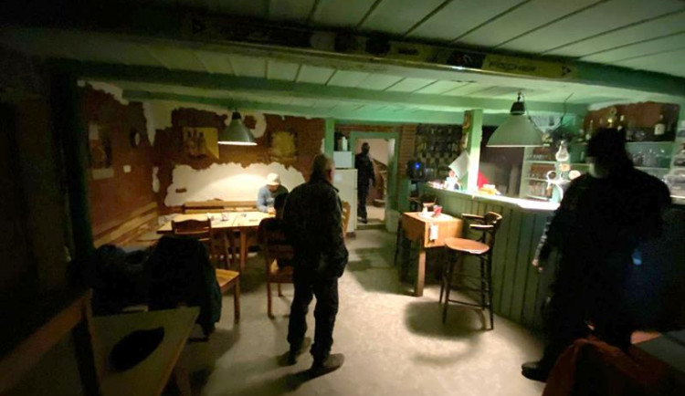 Otevřená hospoda v Liberci. Uvnitř sedělo patnáct lidí, celníci zabavili automaty