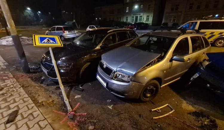 Řidič při nehodě na náměstí ve Smržovce poničil tři auta. Pak ujel a hledá ho policie
