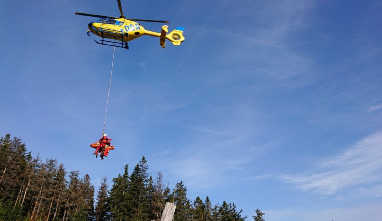 Turista spadl v Suchých skalách. Zamířil k němu i vrtulník záchranářů