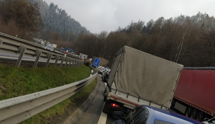 Na místě nehody se tvoří kolony.