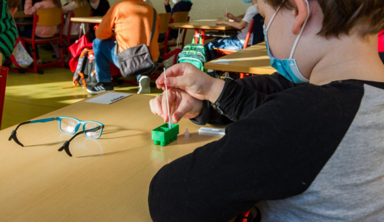 Ředitel Waldorfské školy v Semilech netrvá na testování, město zvažuje jeho odvolání