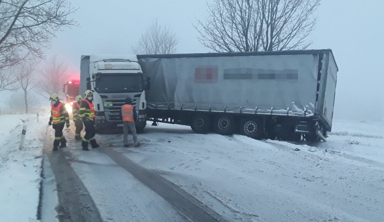 Vzpříčený kamion zablokoval Albrechťák. Probíhá vyproštění